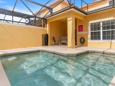 Splendid private pool of the townhouse in Kissimmee Florida - Dive into refreshing poolside escape - Lounge in tranquility by the sparkling waters - Immerse yourself in the cool elegance of pool