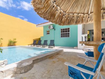 Pleasant Private pool Area of the 3BR House in Noord Aruba - With outdoor shower - Discover bliss by the pool in serene setting - Private pool with palapa