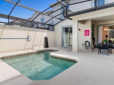 Splendid private Pool of the Apartment in Davenport - Cosy beach chairs available - Dive into refreshing poolside escape - Immerse yourself in the cool elegance of our pool - Experience ultimate relaxation in our poolside paradise