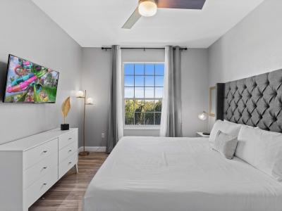 Panoramic Bedroom of the condo in Orlando - The bedroom with plush exudes relaxation and warmth - Smart TV and Netflix - Stylish, contemporary furnishings enhancing the aesthetics