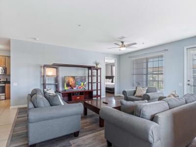 Living room-With its stylish decor and inviting atmosphere, you'll feel right at home in this welcoming space. Sit back, relax, and make the most of your Vista Cay experience!