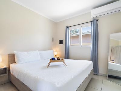 Fanciful Bedroom of the Apartment in Noord Aruba - Cozy retreat with a plush bed, perfect for relaxation - Smart TV and Netflix - Smart use of space with efficient storage solutions - Luxurious bedding for a restful night's sleep