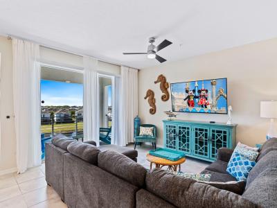 Lavish living area of the apartment in Kissimmee - Cosy sofas - Elegantly decored living area - Large bright windows of the living area with Mesmerizing lake views - Beautifully furnished floor - Availability of TV and Netflix