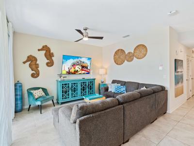 Luxurious living area of the apartment in Kissimmee - Cosy sofas - Elegantly decored living area - Large bright windows of the living area with Mesmerizing lake views - Beautifully furnished floor - Availability of TV and Netflix