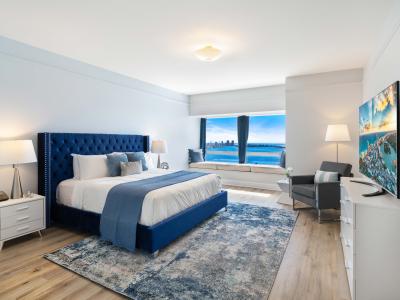 Amazing Bedroom of the Condo in Miami Florida - Experience breathtaking ocean views through windows, welcoming natural light - Smart TV and Netflix - Comfy Double bed