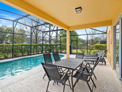 Elite outdoor dinning area of the apartment in Davenport - Beautiful 6 persons dinning - Majestically decored space with refreshing Atmosphere - Superbly sunbathed space - Outstanding pool facing dinning area - Beautiful views