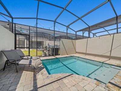 Amazing Private Pool of the Townhouse in Kissimmee Florida - Dive into refreshing poolside escape - Lounge in tranquility by the sparkling waters - Immerse yourself in the cool elegance of pool