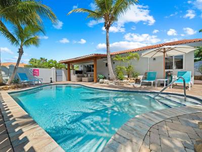 COZY 3BR HOME! PRIVATE POOL! CLOSE TO BEACH!