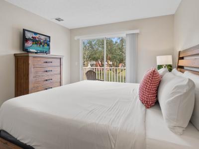 - Serene views in this cozy bedroom with a beautiful king-sized bed & soft pillows - Slide open the glass doors to your private balcony & breathe in the fresh air - Watch your favorite shows on the smart TV or settle in for a peaceful night’s rest