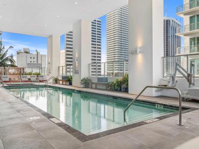 Pool and sun deck on 16th floor - Take your relaxation to the next level. Relax and unwind in this relaxing swimming pool with sun deck.