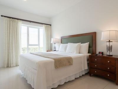 Rest peacefully in this bright bedroom featuring a cozy queen bed & calming decor - Large windows bring in natural light, creating a fresh & relaxing atmosphere - Perfect retreat to recharge after enjoying Noord’s beaches, dining, & nightlife