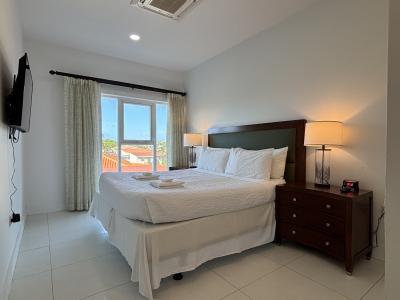 Unwind in this cozy queen size bed, wrapped in crisp, hotel quality linens - Wake up to breathtaking views through large windows that fill the room with natural light - Serene retreat with warm lighting & elegant decor, perfect for relaxation