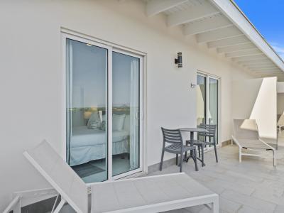 Private top floor patio
