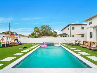 Luxury home w Heated Pool, Gym & More Amenities
