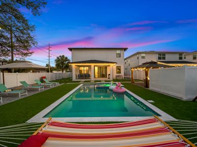 Luxury Modern Villa w/ Pool, Jacuzzi & Amenities