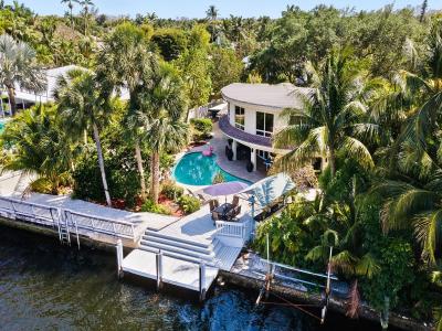 Waterfront Retreat: 7BR Villa with Pool & Jacuzzi