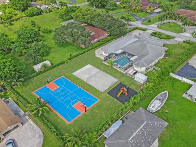 Luxury 8BR Estate w/ POOL & Gameroom - 24 Guests