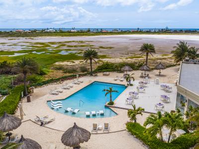 2BR W/ BALCONY! 2 MIN DRIVE TO THE BEACH!