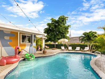Colorfully designed 4 bedroom home with pool