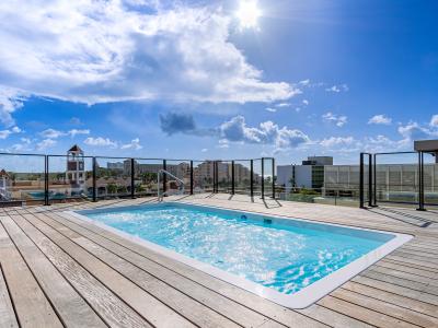 Lavish Roof top Pool Area in Noord Aruba close to Palm Beach - Dive into a refreshing poolside escape - Lounge in tranquility by the sparkling waters - Scenic pool for relaxation