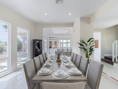 Inviting Dining Area of the villa in Noord Aruba - Sophisticated design with a blend of modern and classic elements - Beautifully crafted dining table. - Flexible seating arrangements for diverse dining needs. - Access to outdoor dining option