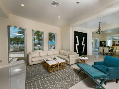 Plush Living Area of the villa in Noord Aruba - Comfortable seating arrangements - Stylish, contemporary furnishings enhancing the aesthetic - Smart TV and Netflix - Flexible seating options for comfort and adaptability