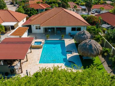 Spectacular villa with pool, heated Jacuzzi and outdoor kitchen!