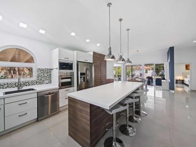 Kitchen with Modern Appliances and breakfast bar