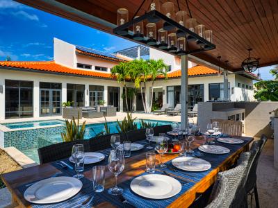 Invigorating outdoor dining Area of the Villa in Noord Aruba - Dining options for added versatility - Spacious area extends living space for outdoor enjoyment - Cozy outdoor retreat with seating