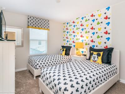 Mickey Themed bedroom of the townhouse in Kissimmee Florida - Experience the magic of Mickey Mouse in this enchanting room - Two charming single beds with Mickey-themed décor - Young imaginations can roam free and dreams of Disney come alive