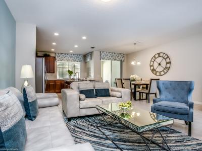 Bright Living area of the townhouse in Kissimmee Florida - Relax, and enjoy the comforts of home - Elegantly decorated space with a neutral color palette for a timeless appeal - Cozy sofas