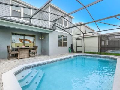 Splendid private Pool of the Apartment in Kissimmee - Cosy beach chairs available - Dive into refreshing poolside escape - Immerse yourself in the cool elegance of our pool - Experience ultimate relaxation in our poolside paradise