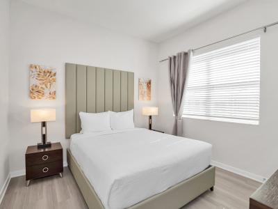 Exclusive bedroom of the condo in Orlando - Comfy double bed for restful nights - Bedroom with a cozy ambiance, blending comfort and aesthetics - Decored with aesthetic wall paintings and majestic table lamps