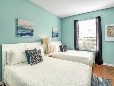 Imposing bedroom of the condo in Orlando - A Cozy twin beds retreat with neat linen and soft pillows - Walls superbly decored with aesthetic wall paintings - Bright window with outstanding views