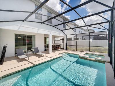 Splendid private pool of the home in Kissimmee Florida - Experience ultimate relaxation in poolside paradise - Discover bliss by the pool in serene setting - Soak up the ambiance with a dip in stunning pool