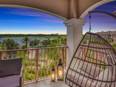 Top floor condo w/view of lake, pool and fireworks! - Next to conv. center