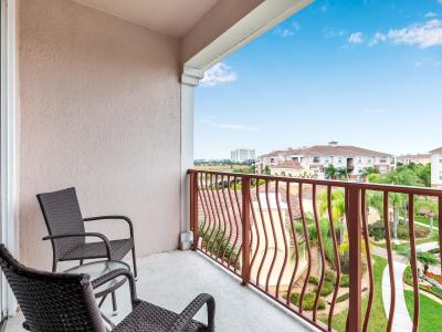 - Discover the charm of your private balcony of the condo in Orlando - A open air retreat where you can enjoy the outdoor in complete privacy - Providing lush and green surroundings views  - Perfect spot to sit and relaxing in a refreshing atmosphere