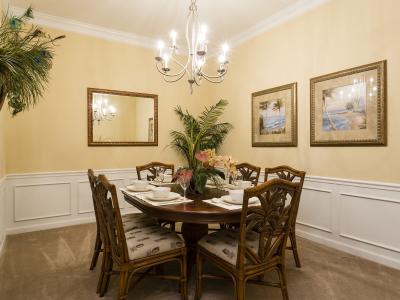 Spectacular dinning area of the condo in Orlando - Completely lavish ambiance - Majestically decored with beach wall painting and a beautifully framed wall mirror - Elite 6 persons dinning under the aroma of lovely Chandelier