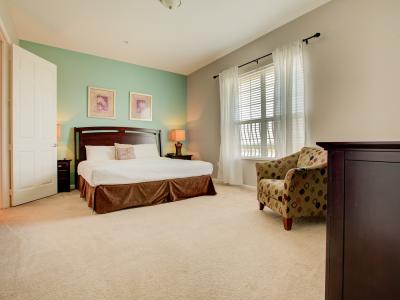 - Exclusive bedroom of the condo in Orlando - Offering a haven of comfort and relaxation. - Featuring a cozy double bed and a soft to sit and relax - Aesthetic wall paintings are used to decor the room - Availability of Tv for your entertainment