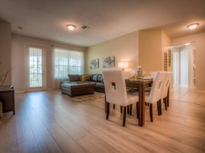 Fabulous dining and living area of the condo in Orlando - Offering the perfect blend of elegance and comfort - An inviting space to relax and enjoy your meals - Stunning 6 persons dinning table with cozy chairs