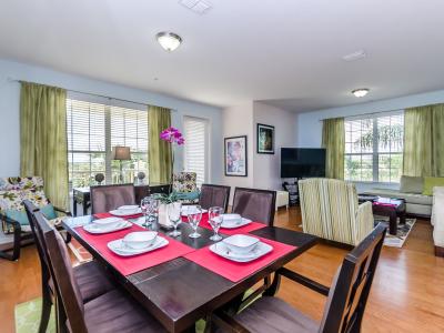 Elegant dining area of the condo in Orlando - With stylish decor and welcoming furnishings for a memorable stay - An inviting space to enjoying your meals - Superb 6 persons dinning table with comfortable chairs