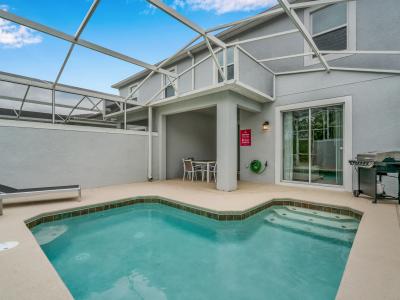 Refreshing private pool of the Townhouse in Kissimmee Florida - Enjoy the spacious outdoor patio space. - Perfect for entertaining, featuring a private splash pool - Plenty of outdoor seating, sun lounger chairs - Outdoor BBQ grill