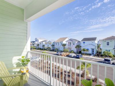 - Relaxing balcony of the cottage in Florida - Unwind and enjoy the serene ambiance from balcony - Adorned with comfortable chairs, perfect for moments of relaxation  - Breathtaking views