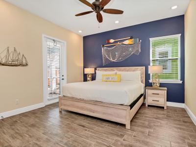 Beautiful bedroom of the cottage in Florida - Vibrant ambiance of the bedroom meets comfortability - Inviting atmosphere designed for a restorative sleep - Comfy double bed - Modern and stylish decor that complements the space