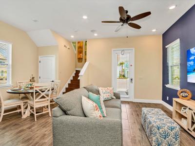 Lush living area of the cottage in Florida - Smart TV and Netflix - Open-concept living area seamlessly connected to a stylish dining space - Comfy sofas