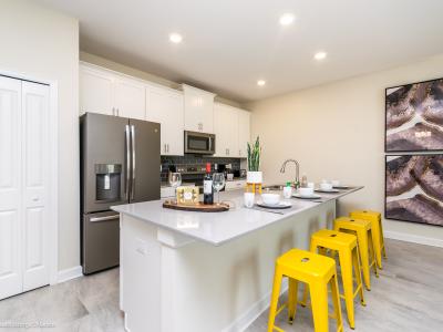 Fully equipped kitchen with breakfast bar