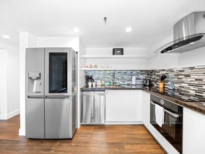 Charming Kitchen of the condo in Aruba - Open concept connecting the kitchen to the dining - Thoughtful placement of kitchen essentials for easy access - Appliance coordination for a polished and uniform appearance