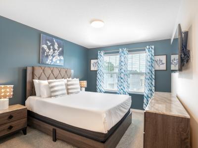 Magnificent bedroom of the townhouse in Four Corners Florida - Plush double bed to relax - Entertainment hub with a Smart TV - Bedroom with a cozy ambiance, blending comfort and aesthetics