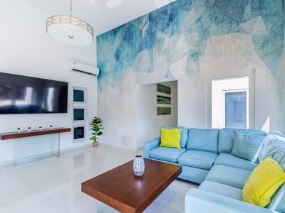 Extravagant Living Area of the 3BR house in Noord Aruba - Beautiful living room with an open layout, creating a sense of spaciousness - Smart TV and Netflix - Stylish furniture arrangement providing comfort and a cohesive look - Comfy Sofas